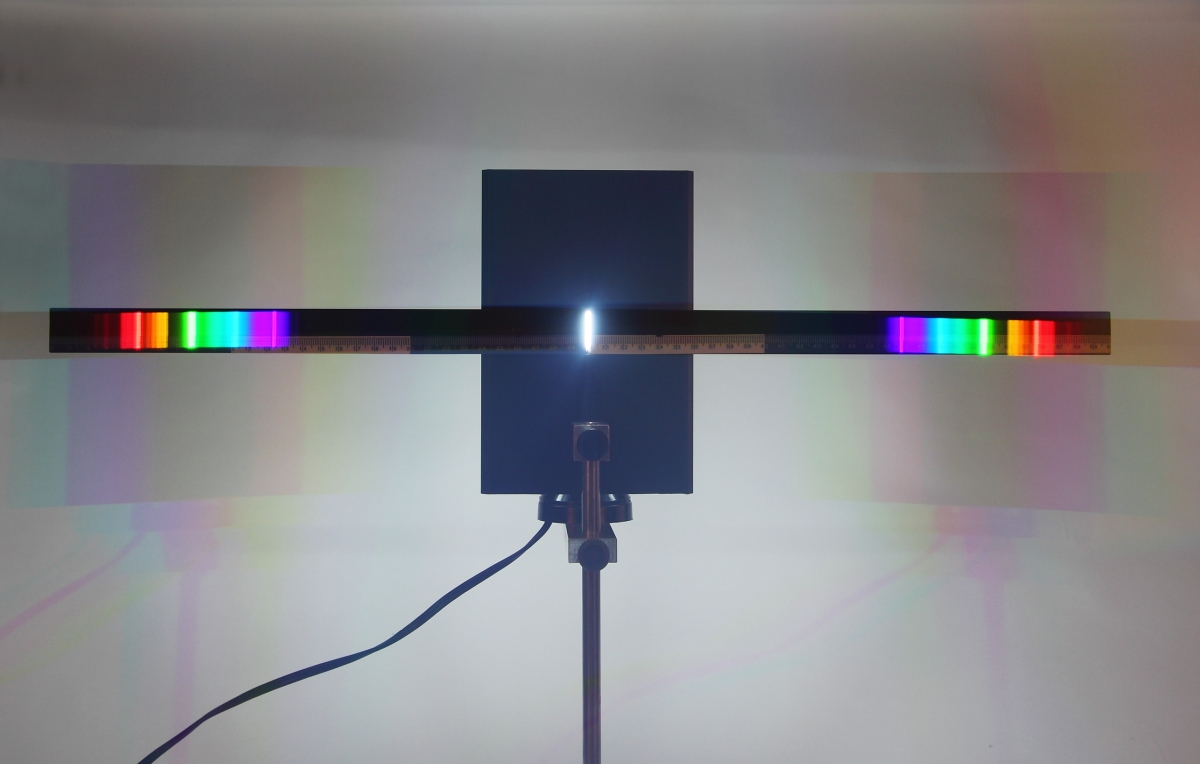F23應用光柵觀察光譜與測量波長-特寫